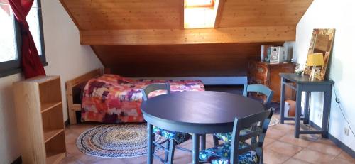Cette chambre comprend une table et un lit. dans l'établissement Studio Résidence Val d'Escreins, à Guillestre