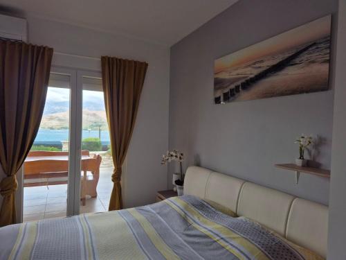 Apartmani Roberta Pag -obiteljska kuća prizemnica sa 2 odvojena apartmana od toga jedan moderan luxuzniji, pogled na more sa velikih terasa, dvosobni apartmani