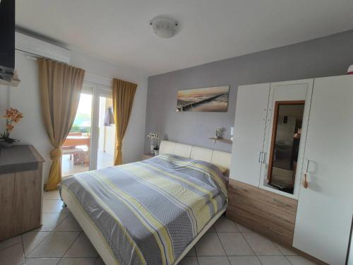 Apartmani Roberta Pag -obiteljska kuća prizemnica sa 2 odvojena apartmana od toga jedan moderan luxuzniji, pogled na more sa velikih terasa, dvosobni apartmani