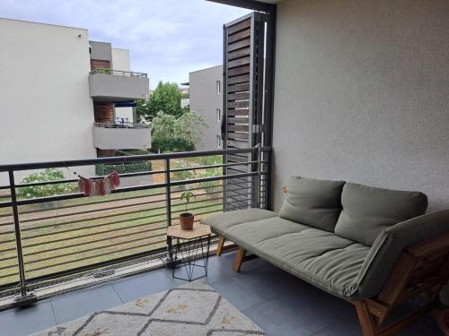 d'un canapé installé sur un balcon avec vue. dans l'établissement Appartement T2 avec terrasse, 5 min de la plage, à Fréjus