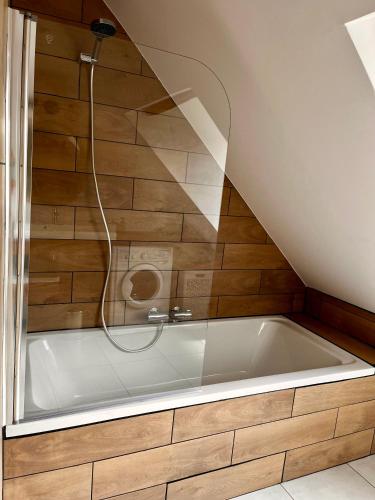 une salle de bain avec baignoire et douche dans l'établissement Maison paisible et charmante, à Vendoeuvres