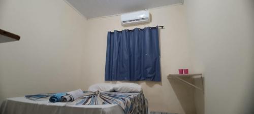 Ένα ή περισσότερα κρεβάτια σε δωμάτιο στο Arraial Hospedagens