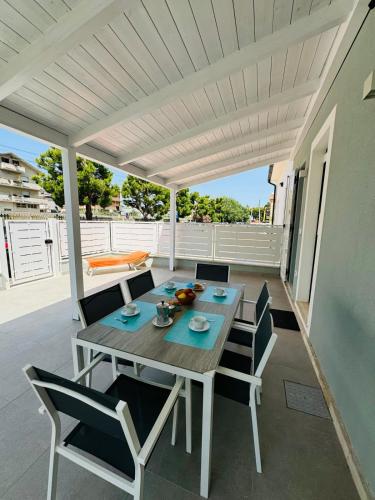 a table and chairs on the patio of a house at Casa Vacanze ClaEli in Porto SantʼElpidio