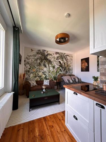 un salon avec un canapé et une table dans l'établissement Charmant appartement proche Futuroscope, à Jaunay-Clan