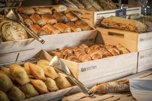 a bakery with lots of different types of bread at ibis Saint-Omer Centre in Saint-Omer