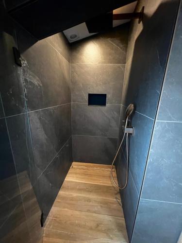 une salle de bain avec une douche avec un tuyau dans l'établissement Magnifique Studio duplex,150 mt de la plage et centre ville,clime,wifi, à Bormes-les-Mimosas