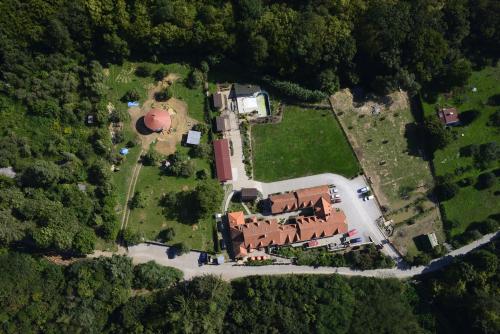 an overhead view of a house with a yard at Pension Kadlcuv Mlyn in Brno
