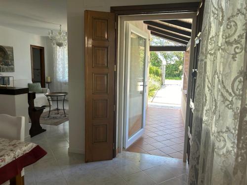 a hallway with a door leading to a patio at Traghetto vecchio house in Cavallino-Treporti