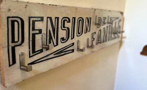 un panneau sur un mur avec le mot division dessus dans l'établissement La Sirena - Appartements Face Mer et Nausicaa, à Boulogne-sur-Mer