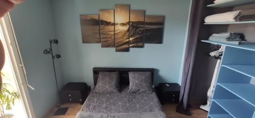 une petite chambre avec un lit dans une pièce dans l'établissement Bel appartement avec piscine, terrasse avec vue sur les montagnes, à Hendaye