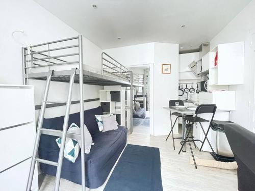 une chambre avec un lit superposé et un bureau dans l'établissement Studio proche Paris, à Maisons-Alfort