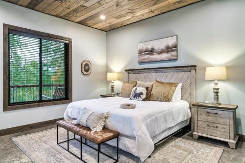 Ένα ή περισσότερα κρεβάτια σε δωμάτιο στο Private, Mtn Views, Theatre, Pool, Hot Tub, Game Room