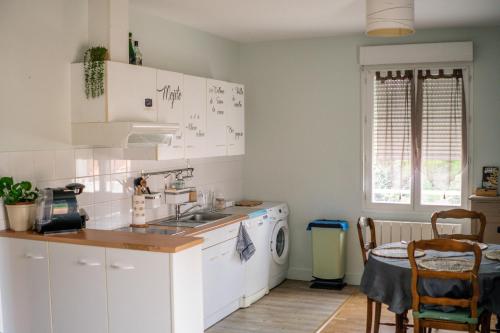 Una cocina o cocineta en Appartement calme et spacieux avec terrasse à Issoire