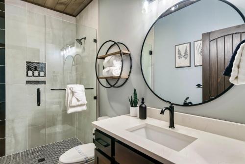 Ένα μπάνιο στο Private, Mtn Views, Theatre, Pool, Hot Tub, Game Room