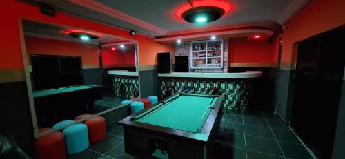 O masă de biliard de la Economy Twin Beds in Royal Blue Guest House and Bar