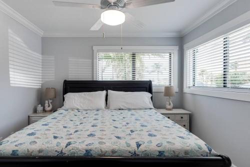 Ένα ή περισσότερα κρεβάτια σε δωμάτιο στο Sailfish Suites 1 - Waterfront & pet friendly