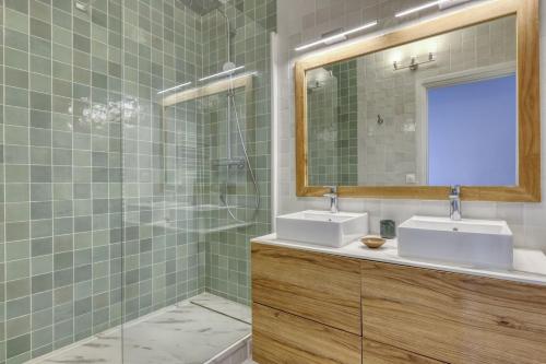 Light & Warm Flat with Balcony - Heart of Paris 15