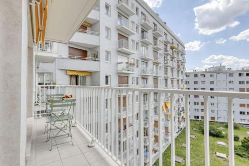 Light & Warm Flat with Balcony - Heart of Paris 15