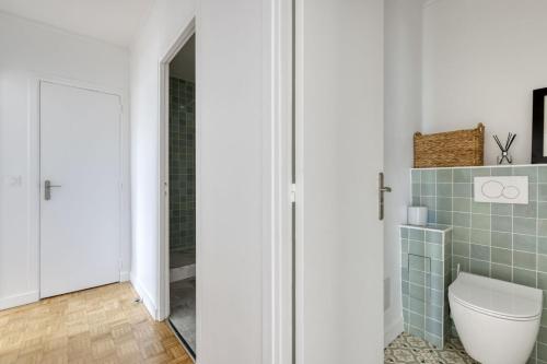 Light & Warm Flat with Balcony - Heart of Paris 15