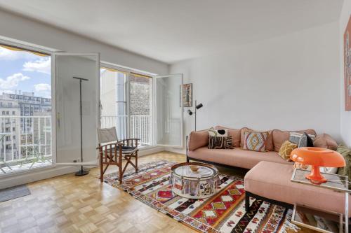 Light & Warm Flat with Balcony - Heart of Paris 15