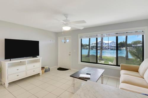 Μια τηλεόραση ή/και κέντρο ψυχαγωγίας στο Sailfish Suites 3 - waterfront