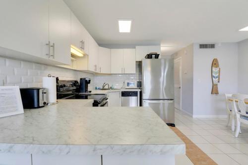 Η κουζίνα ή μικρή κουζίνα στο Sailfish Suites 3 - waterfront