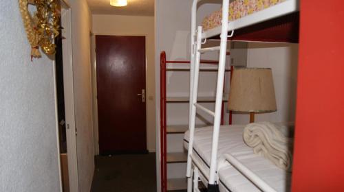 - une chambre avec 2 lits superposés et une porte dans l'établissement Drazanne, à Bagnères-de-Bigorre