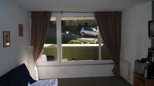 Cette chambre dispose d'une fenêtre offrant une vue sur une voiture. dans l'établissement Drazanne, à Bagnères-de-Bigorre