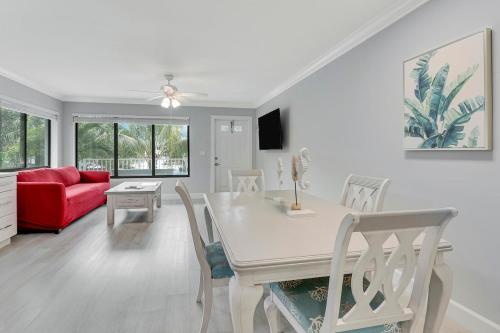 Μια τηλεόραση ή/και κέντρο ψυχαγωγίας στο Sailfish Suites - 12 - waterfront lodging