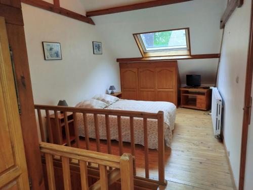 un dormitorio con una cama y una ventana en la villa des bons enfants, en Le Tréport