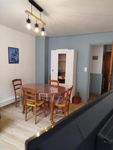 une salle à manger avec une table et des chaises en bois dans l'établissement la villa des bon enfants, au Tréport
