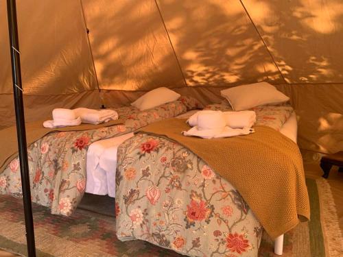 Postel nebo postele na pokoji v ubytování Glamping Mi casa tu casaDk
