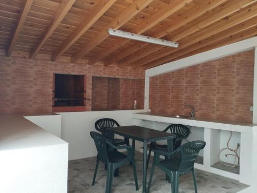 a kitchen with a table and chairs and a sink at Casa do Arrodeio in São Mateus
