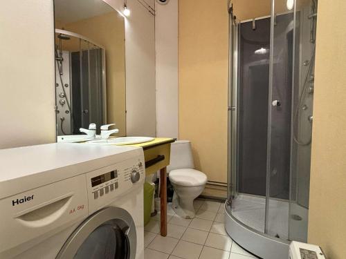 La salle de bains est pourvue de toilettes et d'un lave-linge. dans l'établissement Appartement 2 pièces cabine - 66700 Argelès sur mer AR260-101, à Argelès-sur-Mer