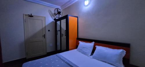 Un pat sau paturi într-o cameră la Economy Twin Beds in Royal Blue Guest House and Bar