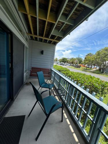 Svalir eða verönd á Unit 126 at Park Place in Cedar Key, FL