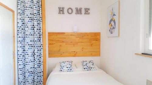 une chambre avec un lit avec deux oreillers dessus dans l'établissement Beau studio idéalement placé avec vue mer !, à Saint-Cyprien