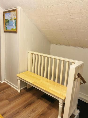 a wooden bench sitting in the corner of a room at Kash Park Play & Stay in Stevens Point