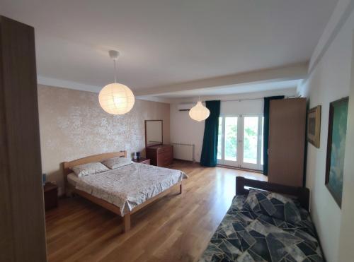 Llit o llits en una habitació de Fun and spacious apartment