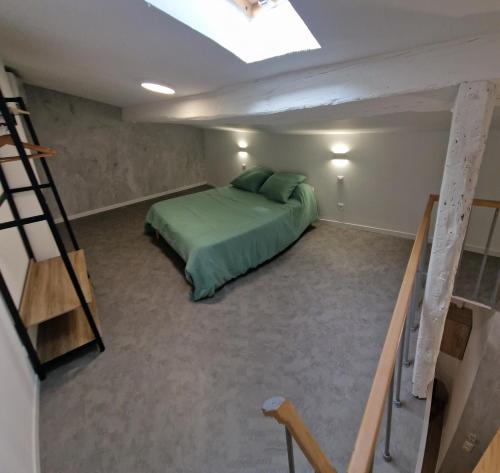 une chambre avec un lit et une lucarne dans l'établissement saimé, à Mèze