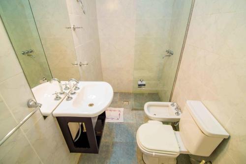 een badkamer met een wastafel en een toilet bij Bella Vista Apart in Chilecito
