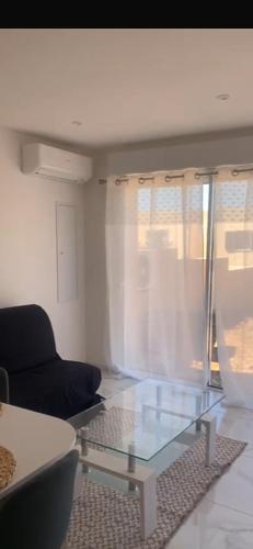 un salon avec une table en verre et un canapé dans l'établissement A louer T2, à Palasca