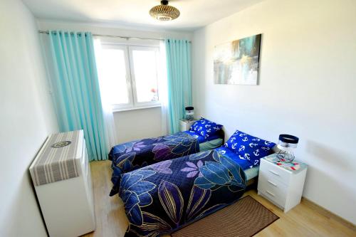 a small room with a bed and a couch at Apartament Muszelka 28 in Łeba