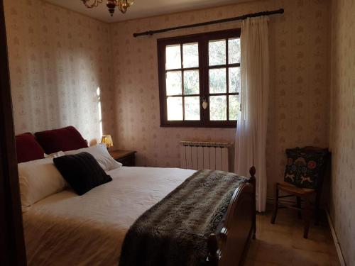 une chambre avec un lit et une fenêtre dans l'établissement Le Mazet des oliviers, vue panoramique, à Saint-Hippolyte-du-Fort