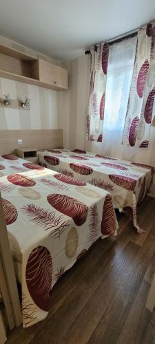 - un groupe de 4 lits dans une chambre dans l'établissement Mobil home camping Siblu des embruns, à Lège-Cap-Ferret