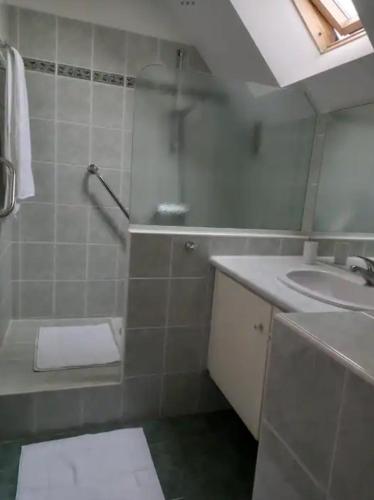 une salle de bain avec un lavabo, une baignoire et une douche dans l'établissement duplex vue mer grande plage,coeur cente ville, à Quiberon