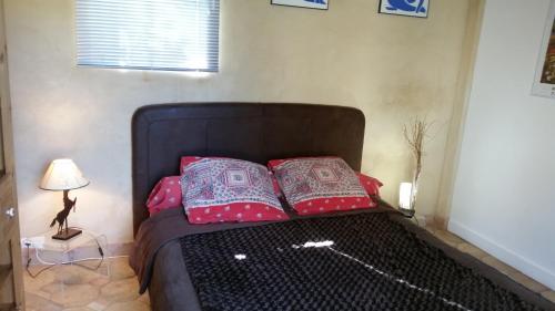 ein Bett mit zwei Kissen darauf in einem Zimmer in der Unterkunft La Bastide des Muriers in Gargas