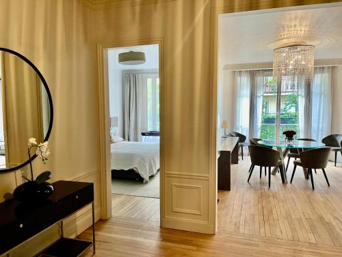 - un salon avec une table à manger et une chambre dans l'établissement Appart PARIS 16 Auteuil-Passy Standing neuf 2ch 2sdb 2wc, à Paris