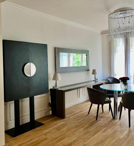 un salon avec une table et une salle à manger dans l'établissement Appart PARIS 16 Auteuil-Passy Standing neuf 2ch 2sdb 2wc, à Paris