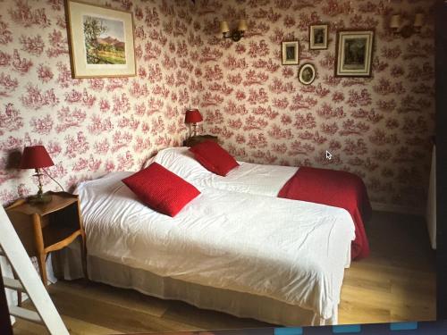 een slaapkamer met 2 bedden en rode kussens bij Argizaria in Ciboure